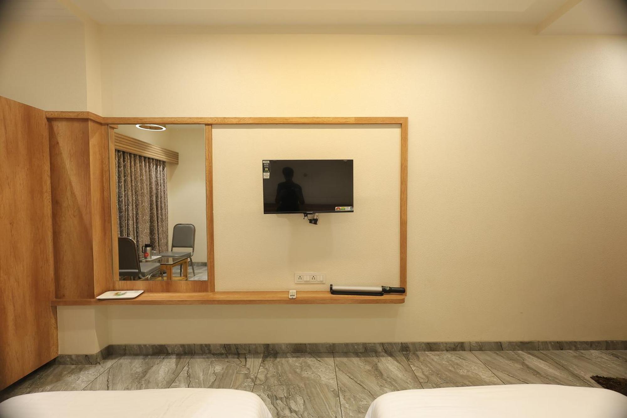 Hotel Horizon & Restaurant Surat Luaran gambar