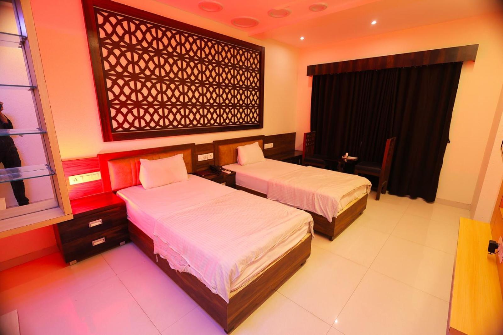 Hotel Horizon & Restaurant Surat Luaran gambar