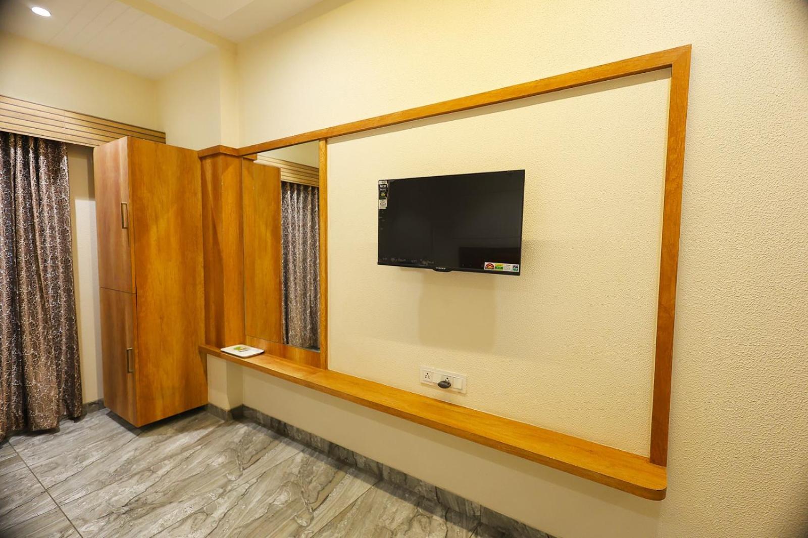 Hotel Horizon & Restaurant Surat Luaran gambar