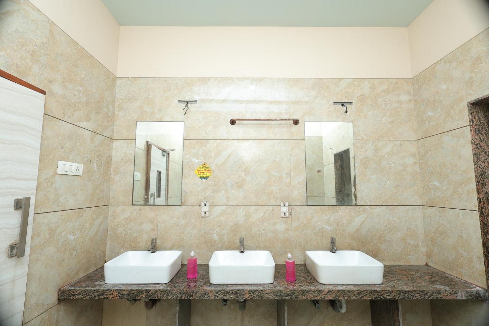 Hotel Horizon & Restaurant Surat Luaran gambar