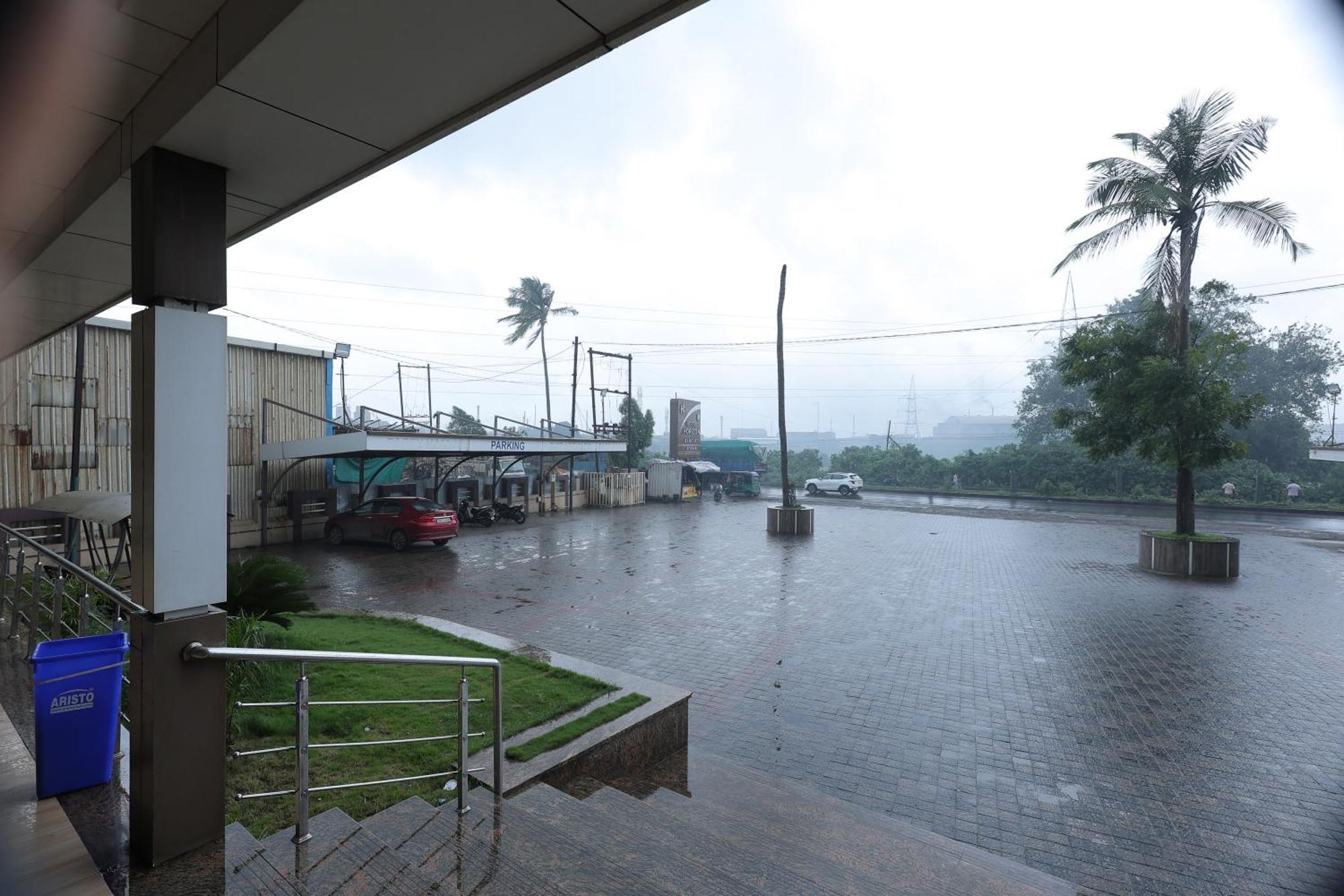 Hotel Horizon & Restaurant Surat Luaran gambar