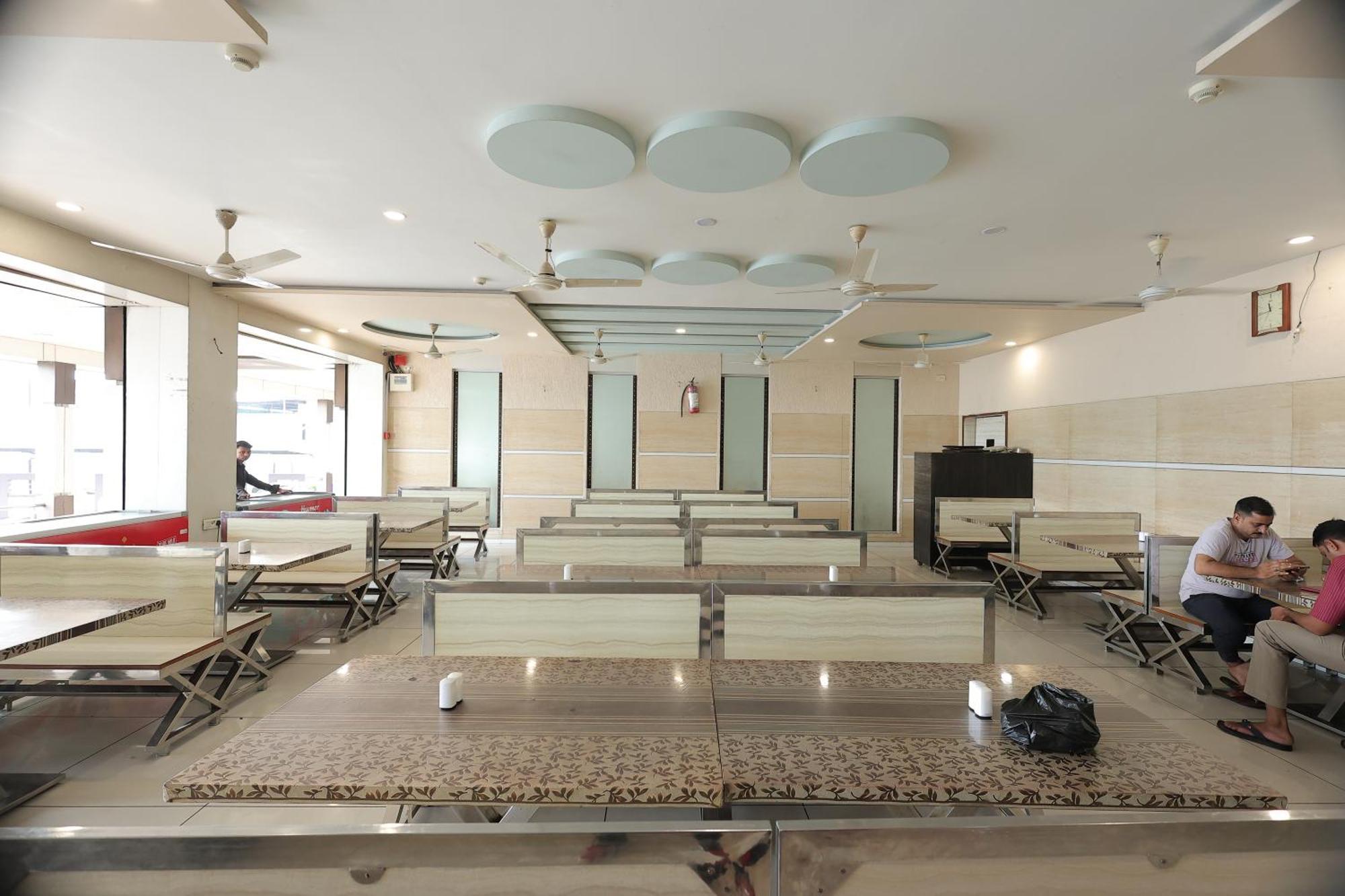 Hotel Horizon & Restaurant Surat Luaran gambar