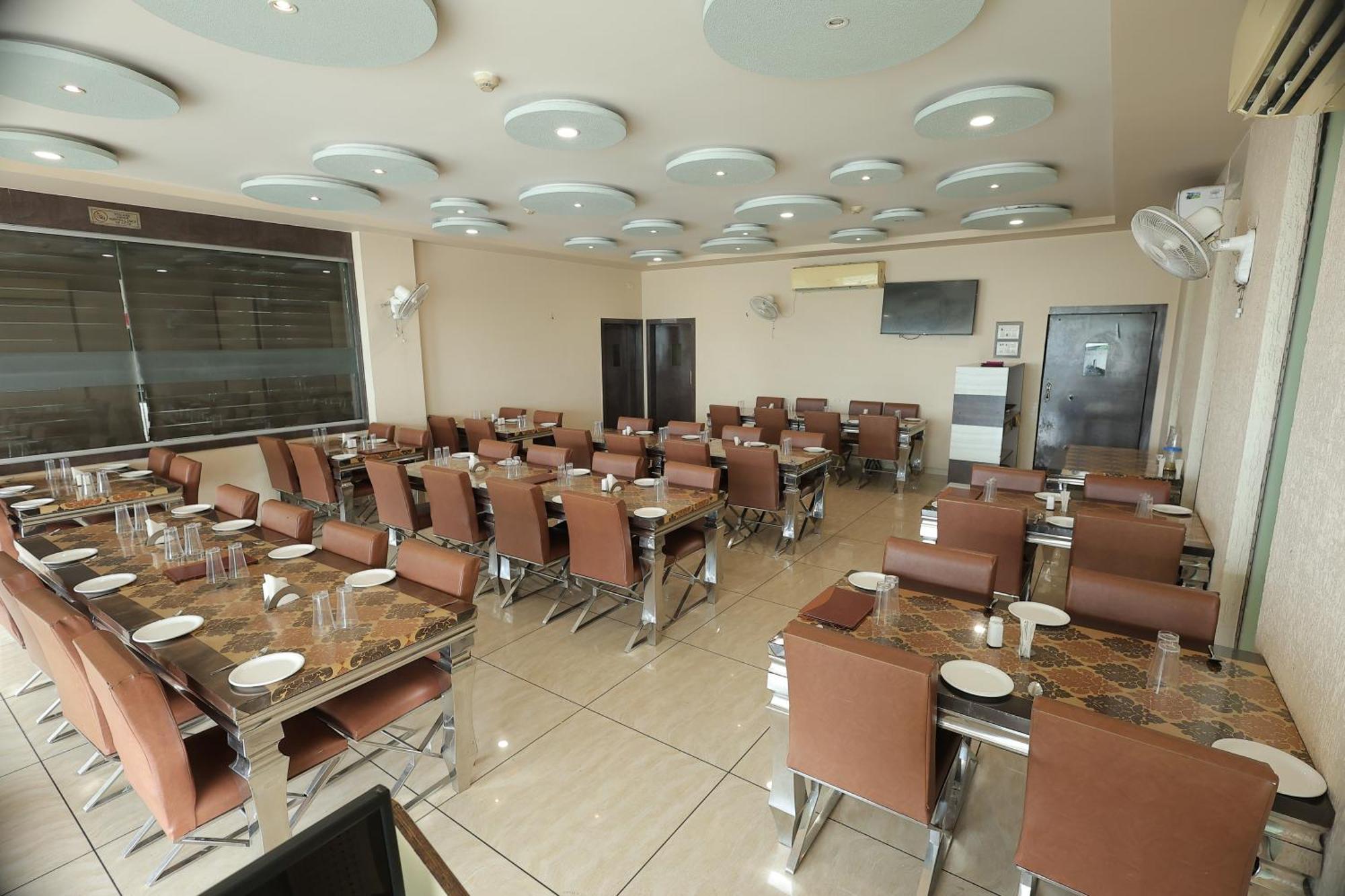 Hotel Horizon & Restaurant Surat Luaran gambar